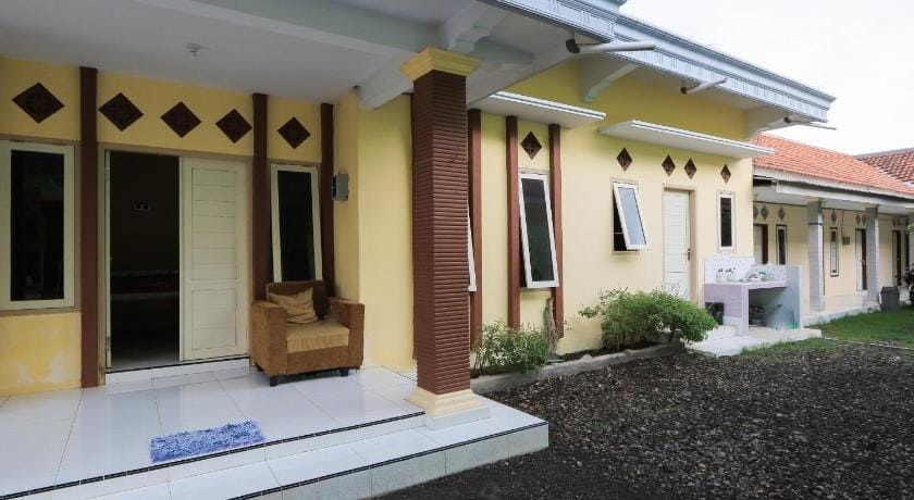 OYO 2371 Islami Family Residence Hotel in East Java