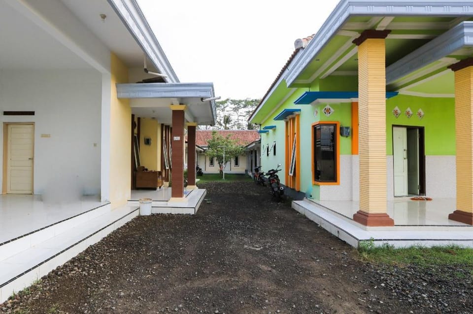 OYO 2371 Islami Family Residence Hotel in East Java