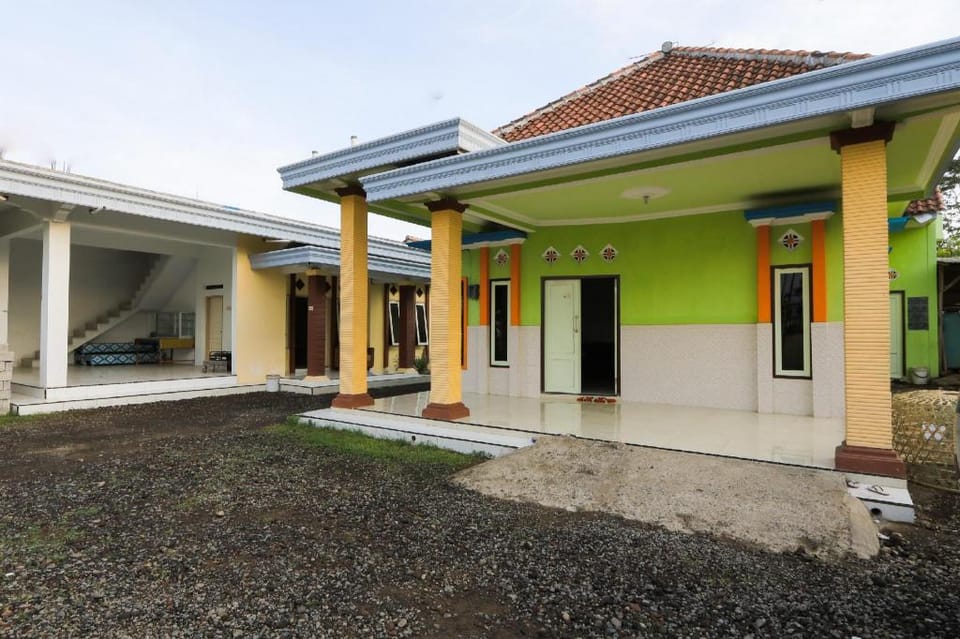 OYO 2371 Islami Family Residence Hotel in East Java