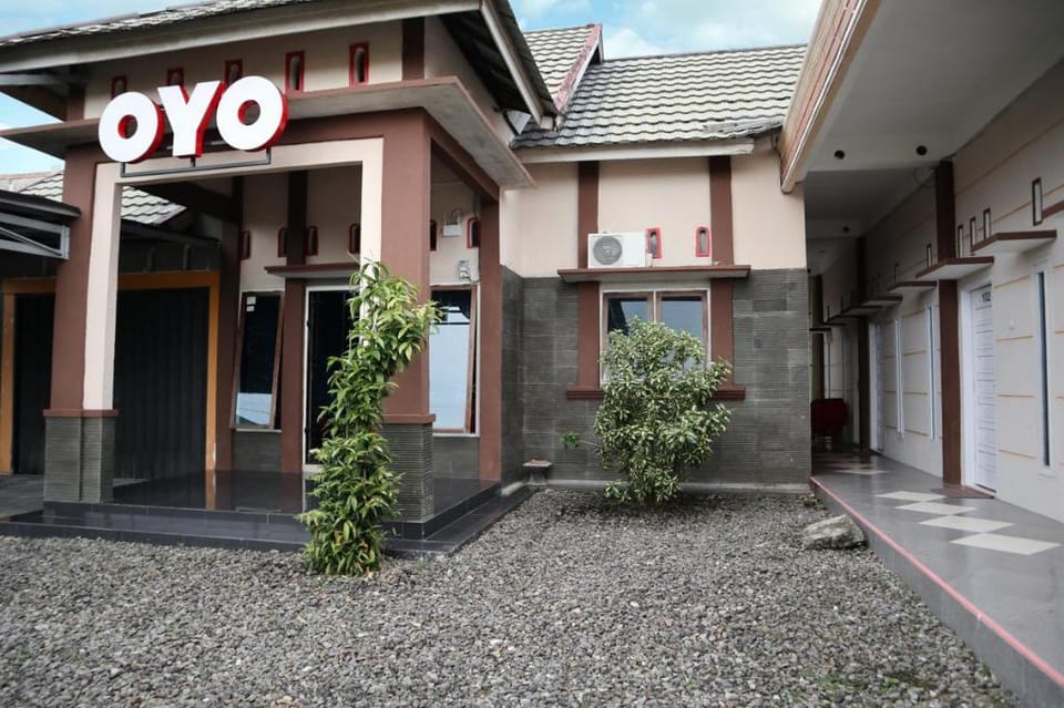 OYO 2202 Delima Guest House Syariah Hotel in Padang