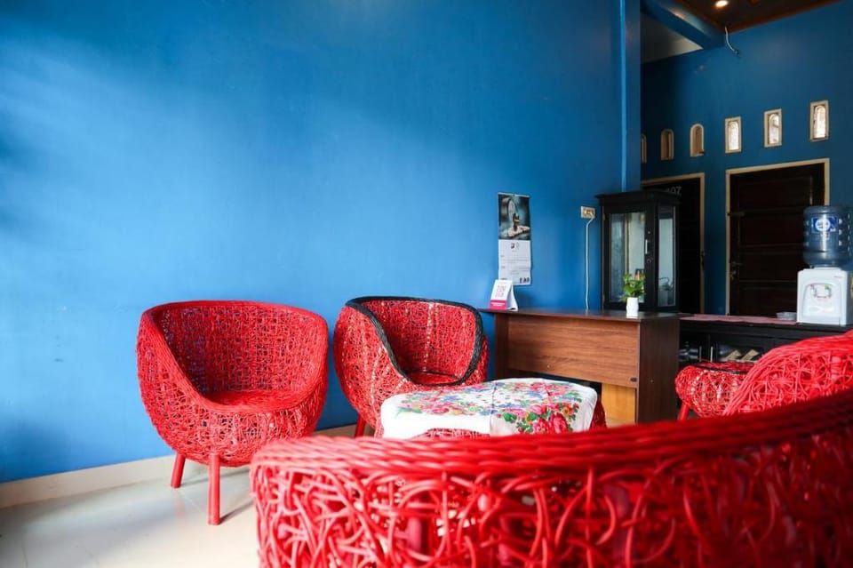 OYO 2202 Delima Guest House Syariah Hotel in Padang