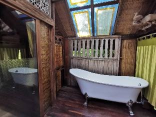 Wow...Tree house in the middle of city Vacation rental in Chiang Mai