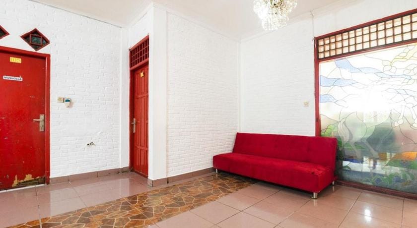 RedDoorz near Universitas Pamulang Hotel in Jakarta
