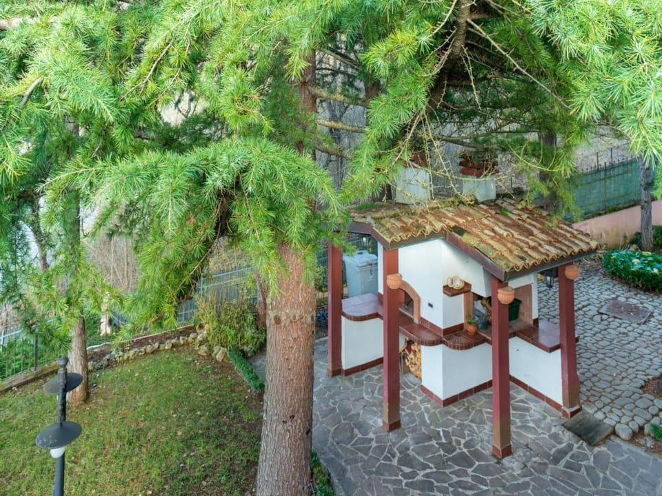 Villa in Tagliacozzo with Pool and Nature Villa in Abruzzo