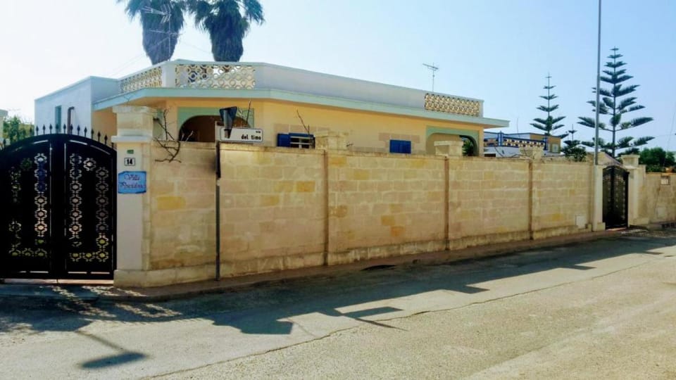 Apartment sleeps 4 in a villa 100m from the sandy sea Villa in Apulia