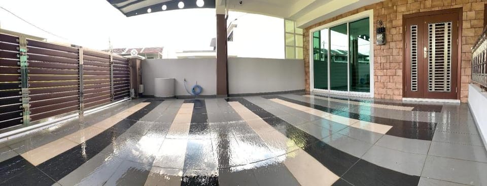 MEI LEE HOME ENT (3 END LOT)(TAIPING HOMESTAY) Vacation rental in Perak
