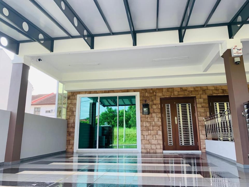 MEI LEE HOME ENT (3 END LOT)(TAIPING HOMESTAY) Vacation rental in Perak