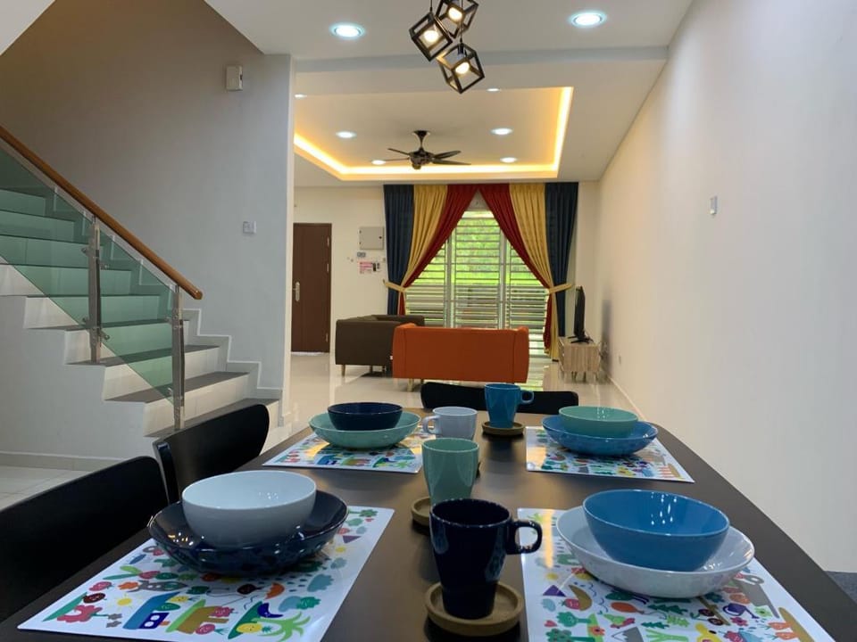 MEI LEE HOME ENT (3 END LOT)(TAIPING HOMESTAY) Vacation rental in Perak