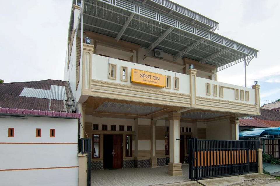 OYO 2220 PINK'S GUEST HOUSE Hotel in Indonesia