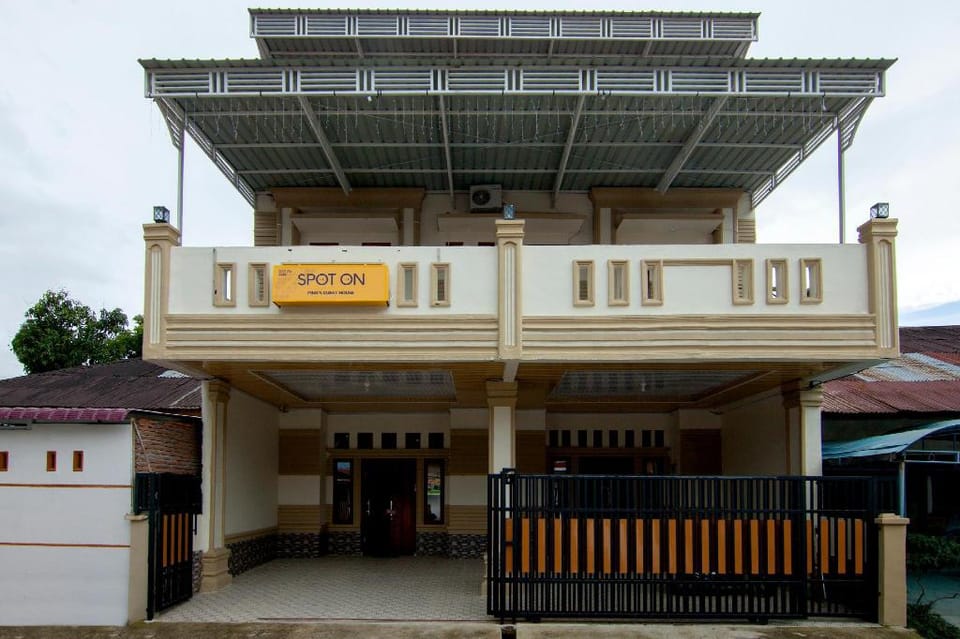 OYO 2220 PINK'S GUEST HOUSE Hotel in Indonesia