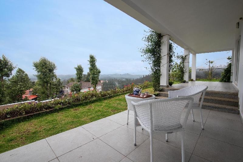 StayVista at The Lilly Ooty with Breakfast Villa in Ooty