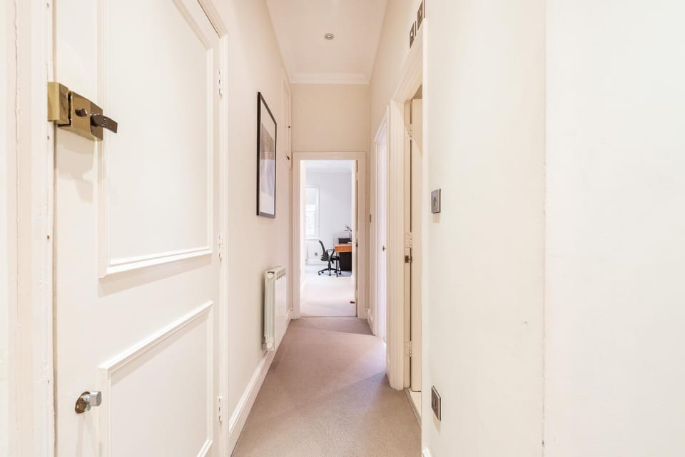 Stunning 2 BDR Luxe Apartment in Lexham Gardens Apartment in City of Westminster