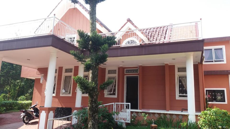 Vila denhag kota bunga 5 kmar Villa in West Java