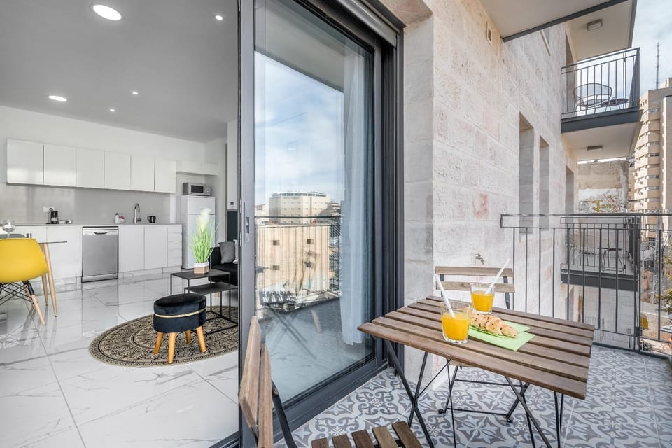 Stunning 2 BDR with balcony in Even Israel #19 Apartment in Jerusalem