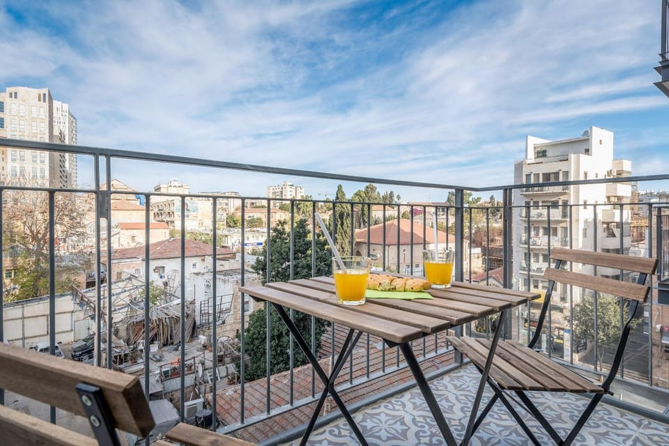 Stunning 2 BDR with balcony in Even Israel #19 Apartment in Jerusalem