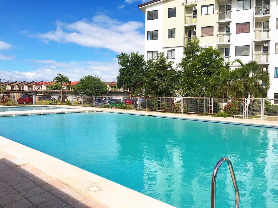 Cozy And Clean Condo near Enchanted Kingdom. Apartment in Santa Rosa