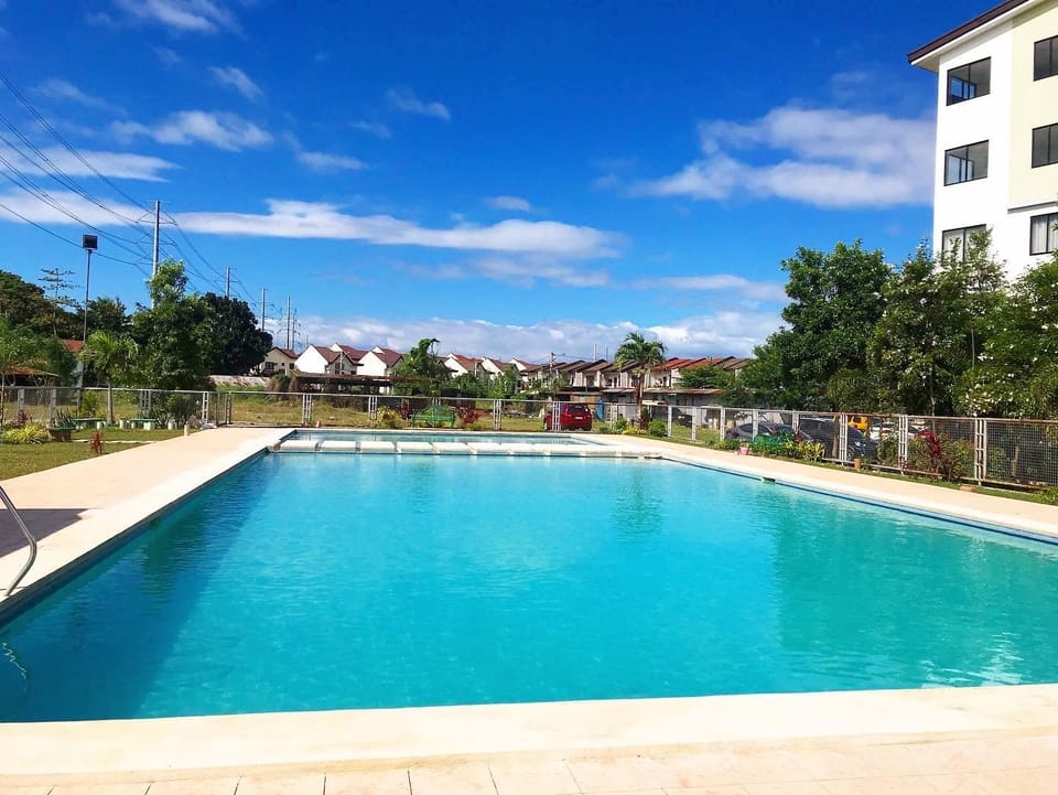 Cozy And Clean Condo near Enchanted Kingdom. Apartment in Santa Rosa