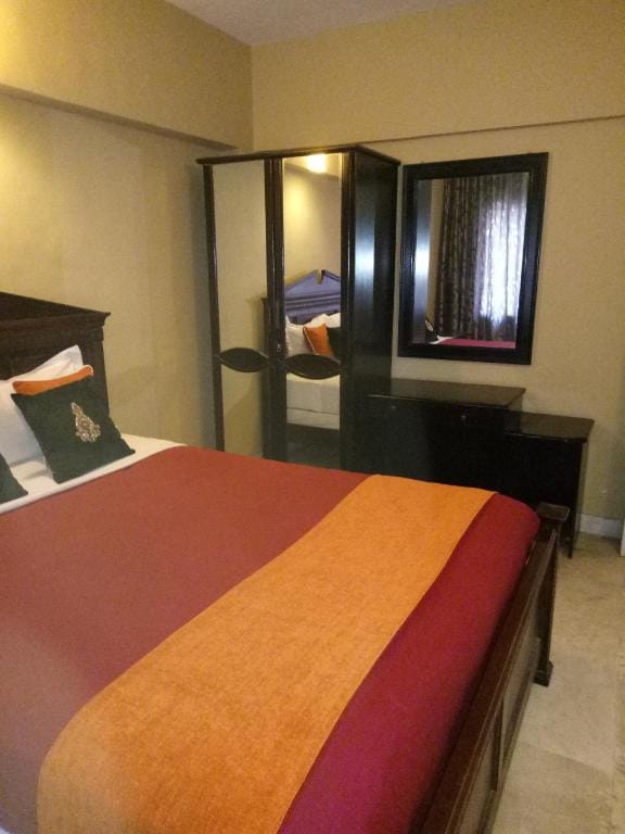 Spacious, airy & quiet - 2 Bedroom Apt Apartment in Mumbai