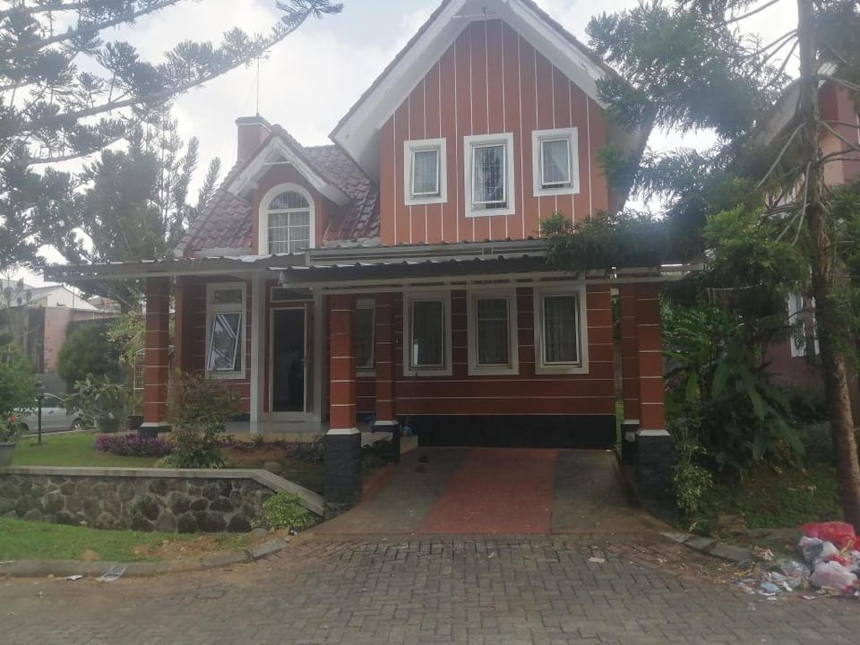Vila denhag kota bunga 3 kmar Villa in West Java