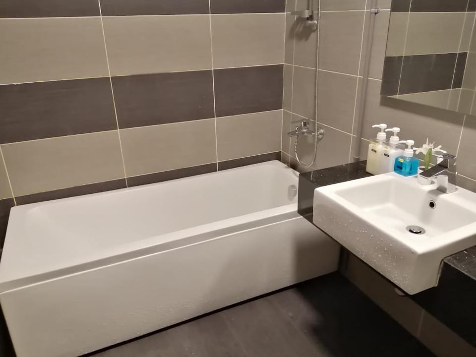 B16~KSL Mall ~ Bathtub ~ Netflix ~ Pool View~6 pax Apartment in Johor Bahru