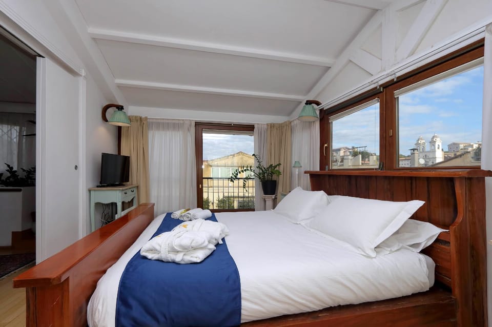 Ionta Frattina Family Romantic Suite Apartment in Rome
