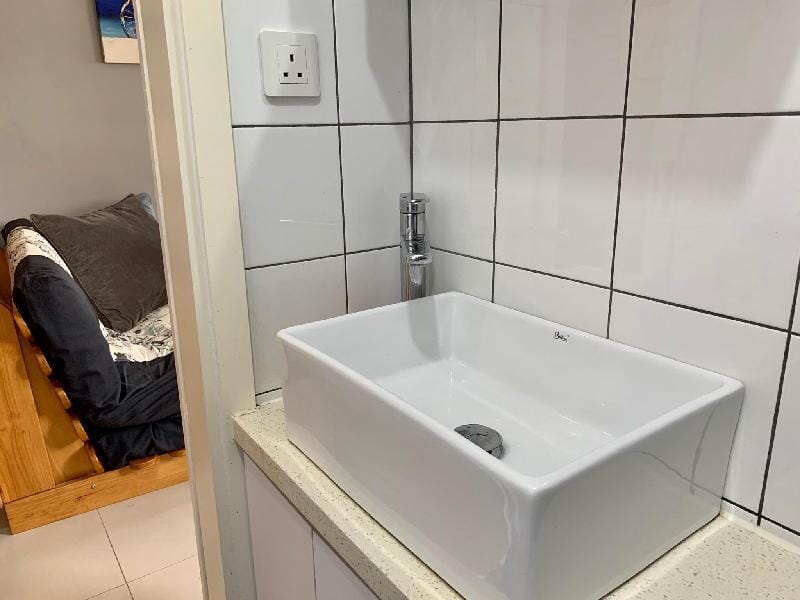 Entire Apt, Spacious 1BR/ 3min to MTR Sai Ying Pun Apartment in Hong Kong