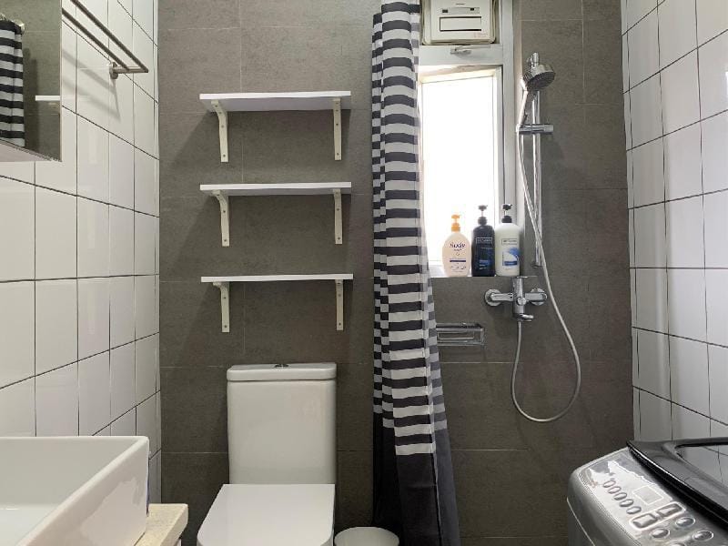 Entire Apt, Spacious 1BR/ 3min to MTR Sai Ying Pun Apartment in Hong Kong