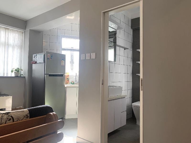 Entire Apt, Spacious 1BR/ 3min to MTR Sai Ying Pun Apartment in Hong Kong