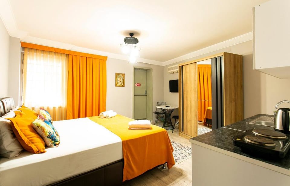 Orange Elegance Studio of Sirena's Suites (Apt. 3) Apartment in Istanbul