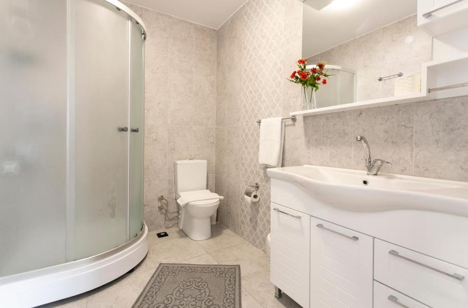 Gorgeous Red of Sirena's Suites (Apt.6) Apartment in Istanbul