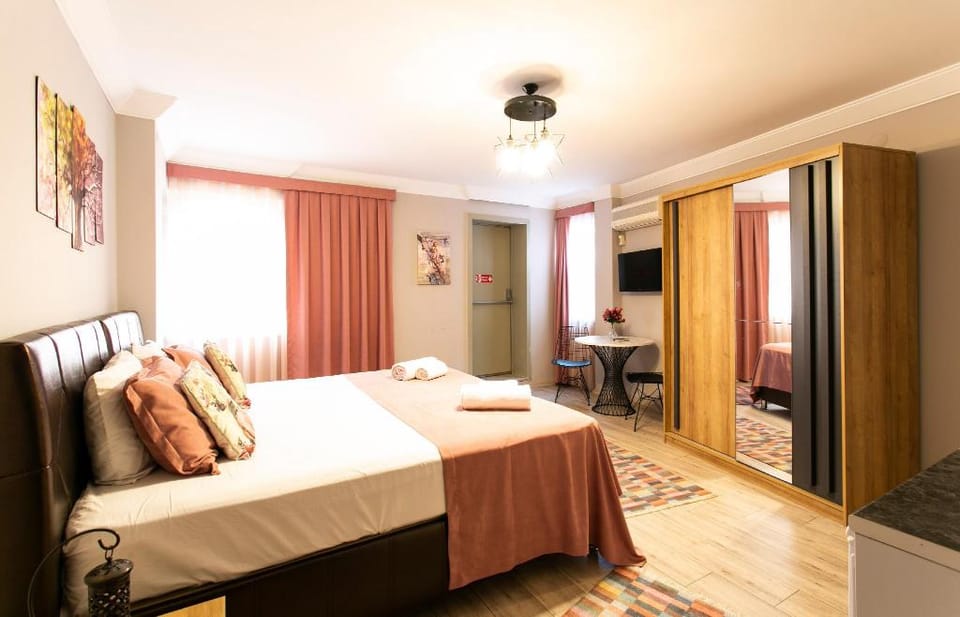 Pink Angel Studio of Sirena's Suites (Apt.7) Apartment in Istanbul