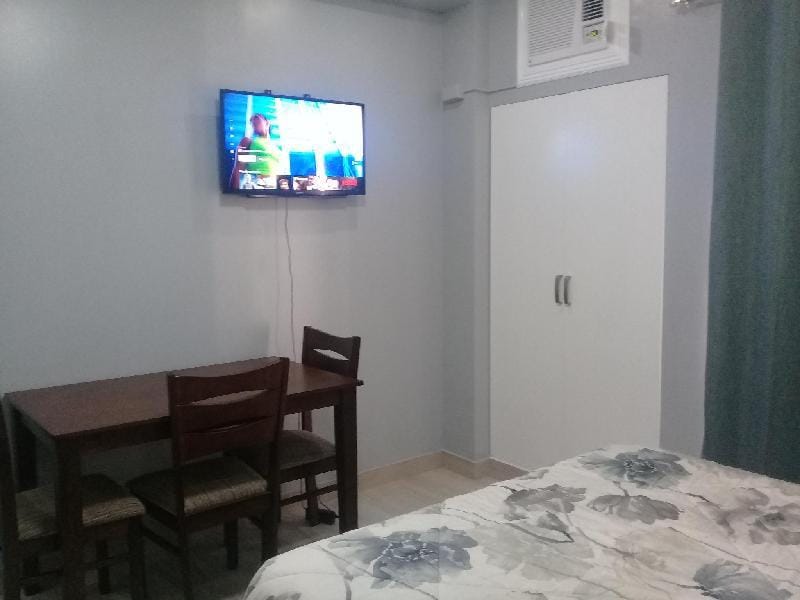 Condo in Makati city with Free WiFi & Netflix Apartment in Makati