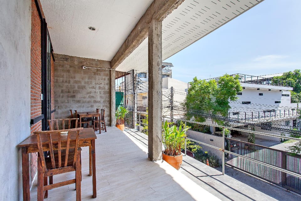 Hangout Alley Hostel 3BR sleeps 50 in City Villa in Chiang Mai