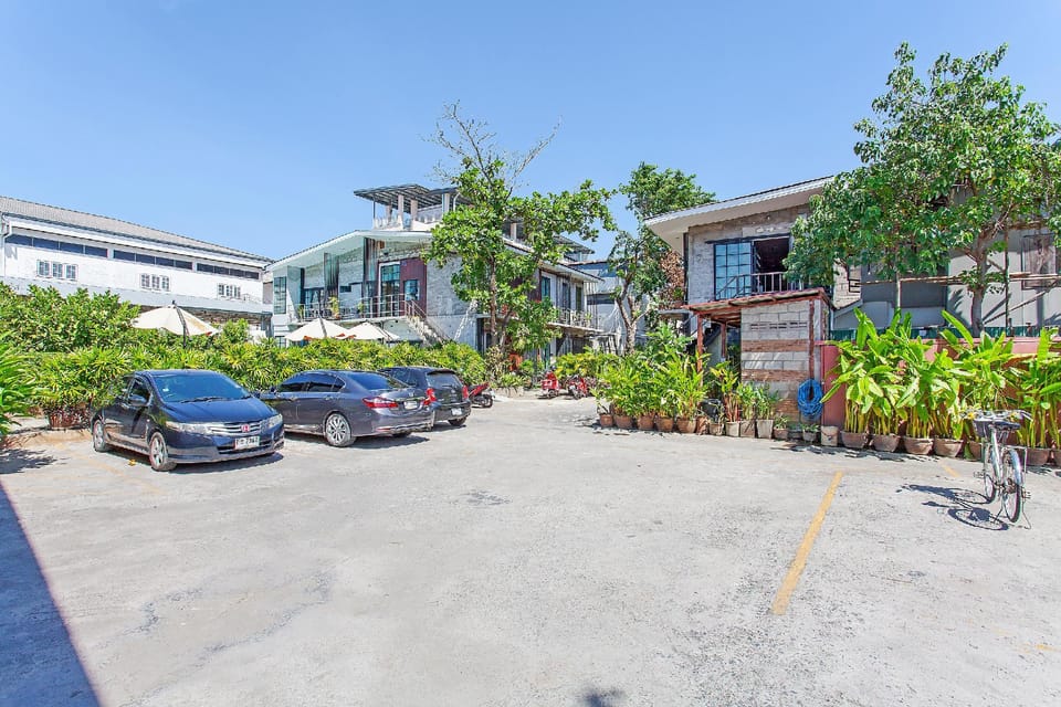 Hangout Alley Hostel 3BR sleeps 50 in City Villa in Chiang Mai