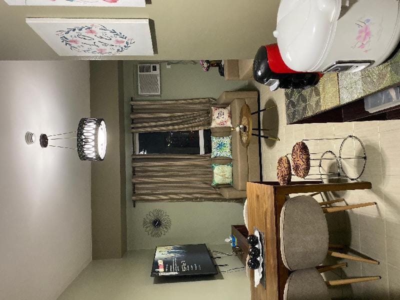 2 BR condo in Boni MRT w/wifi 65”TV netflix washer Apartment in Mandaluyong