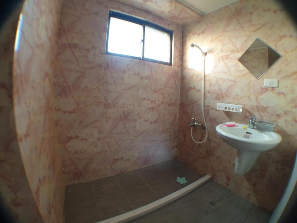 Room for share 單人加大床/雅房 Apartment in Kaohsiung