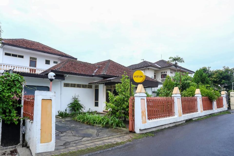 OYO 2268 Tim-tim Homestay Syariah Hotel in Special Region of Yogyakarta