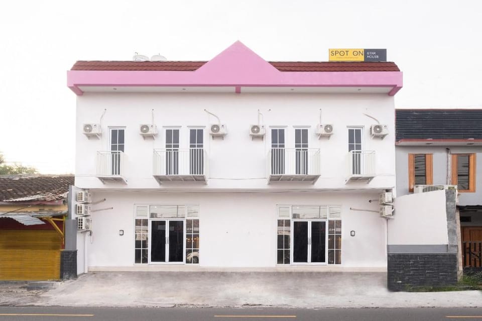 OYO 2296 Star House Hotel in Special Region of Yogyakarta