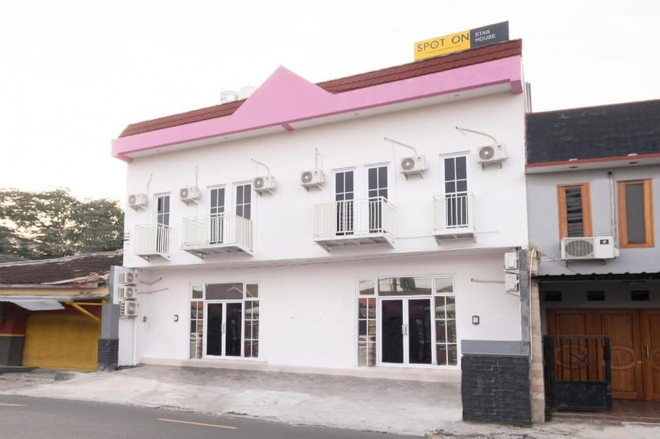 OYO 2296 Star House Hotel in Special Region of Yogyakarta