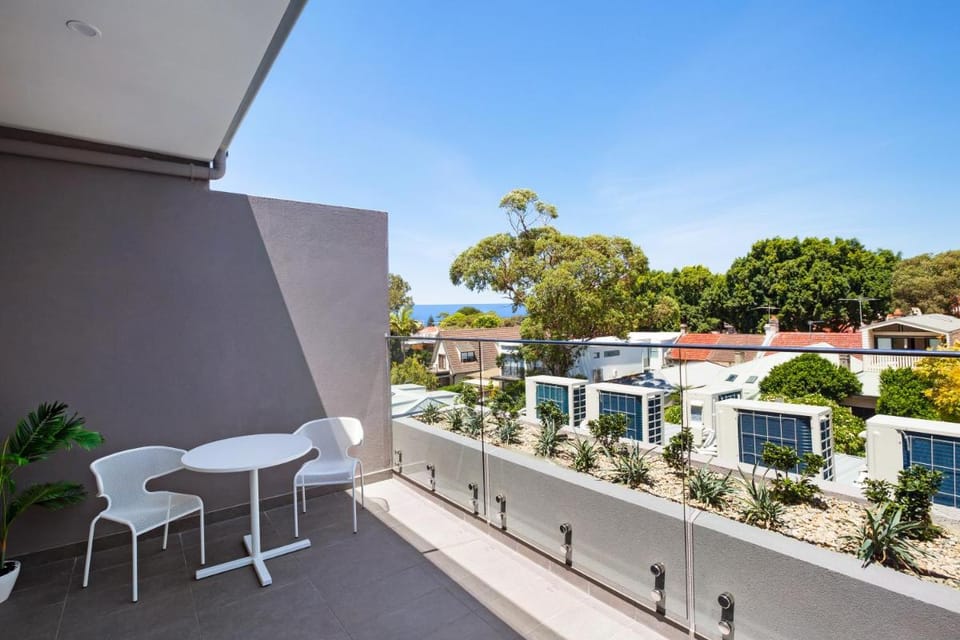 Bondi Beach Studios - Penthouse Suite with Balcony Apartment in Sydney