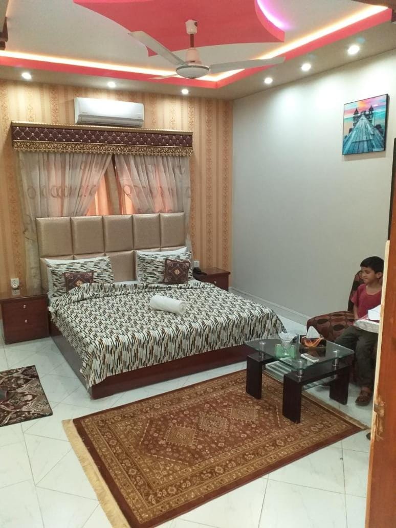 Kingston Motel Bed and Breakfast in Karachi
