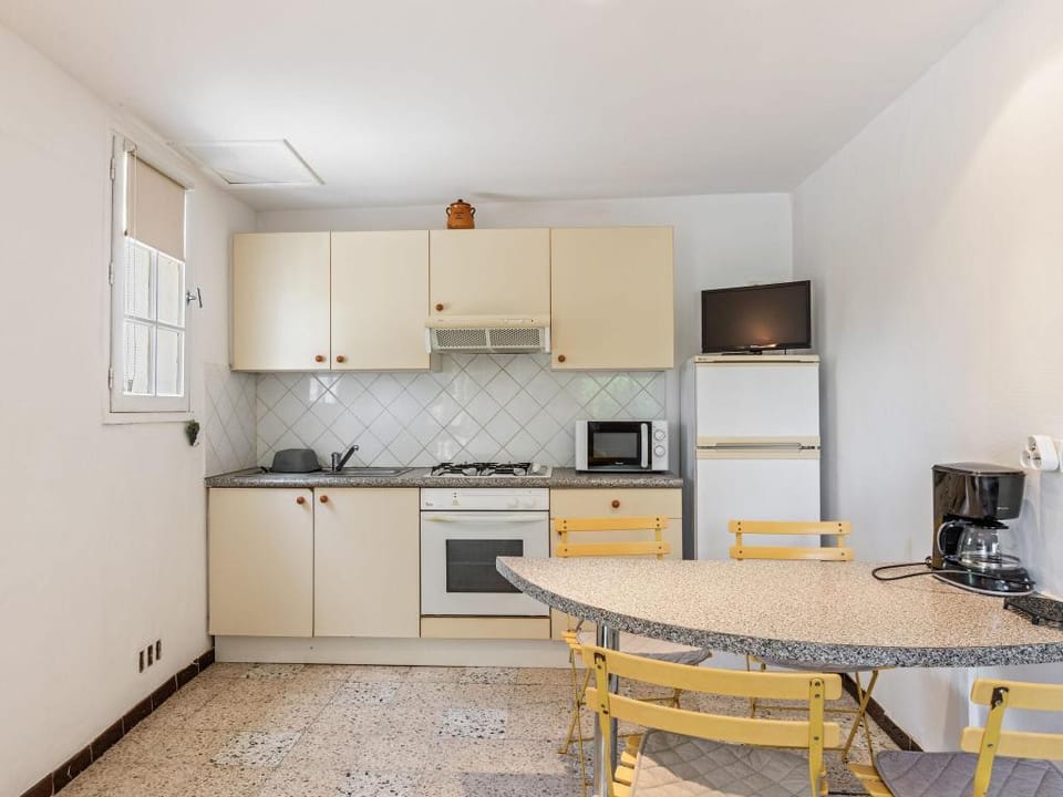 Flat in a beautiful building with pool Apartment in Mèze
