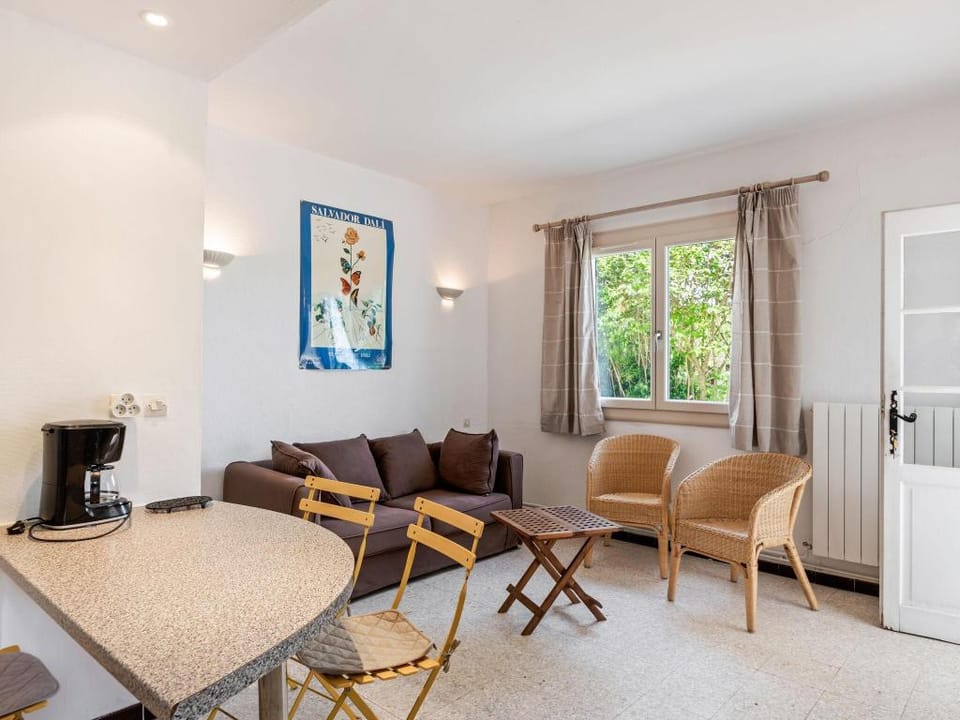 Flat in a beautiful building with pool Apartment in Mèze