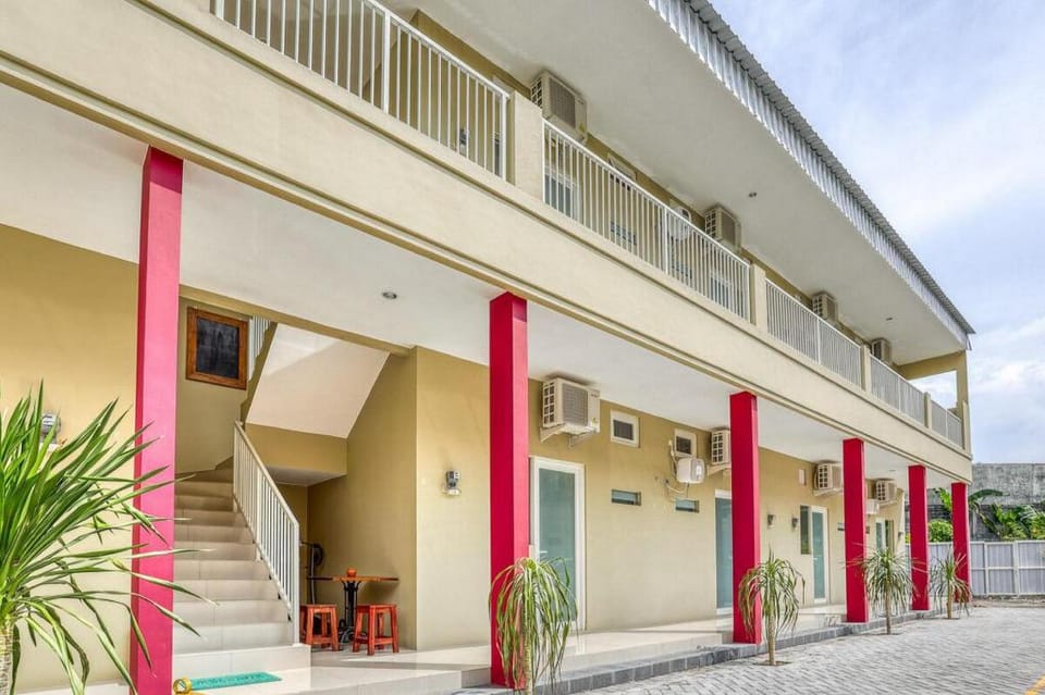 RedDoorz Syariah near Suncity Mall Sidoarjo Bed and Breakfast in East Java