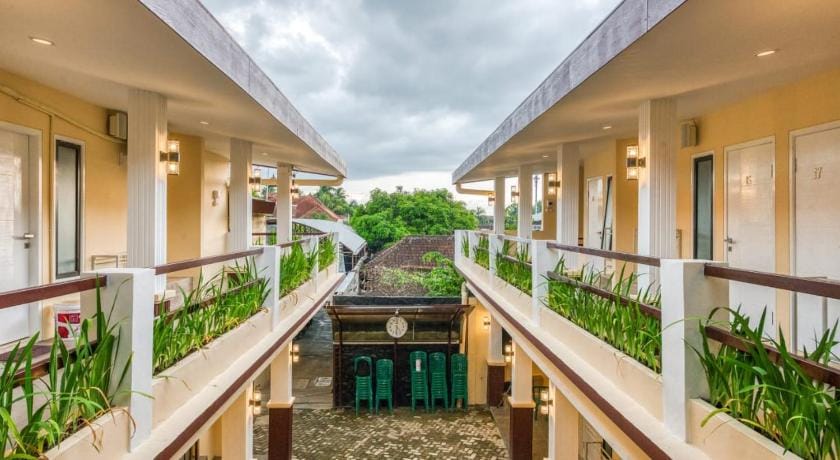 RedDoorz Syariah near Kebon Rojo Park Blitar Bed and Breakfast in East Java