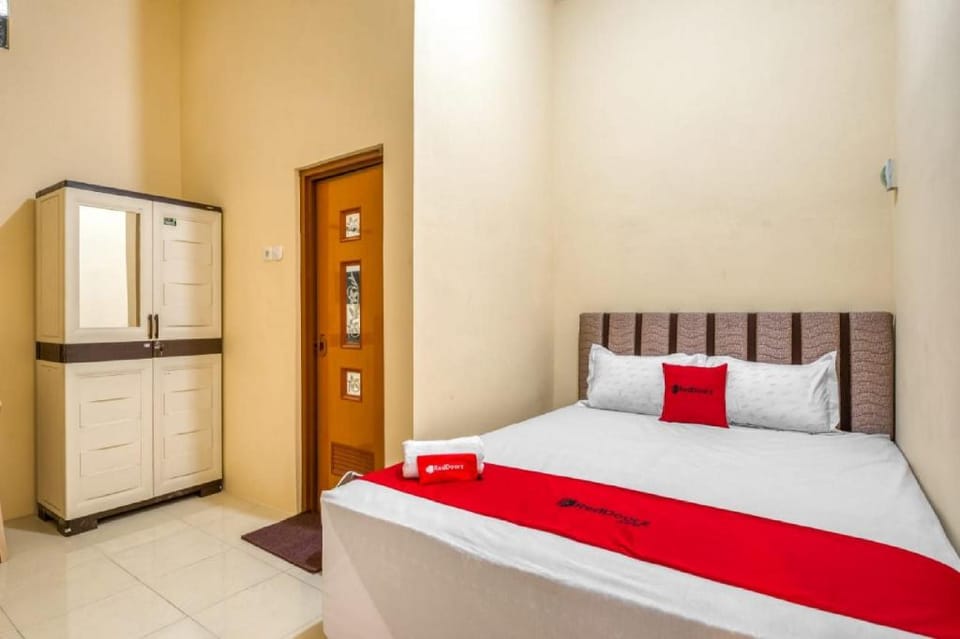 RedDoorz Syariah near Kebon Rojo Park Blitar Bed and Breakfast in East Java