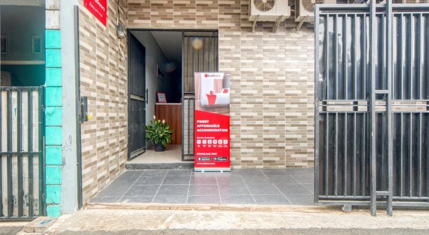 RedDoorz near Graha Cijantung Mall Hotel in South Jakarta City