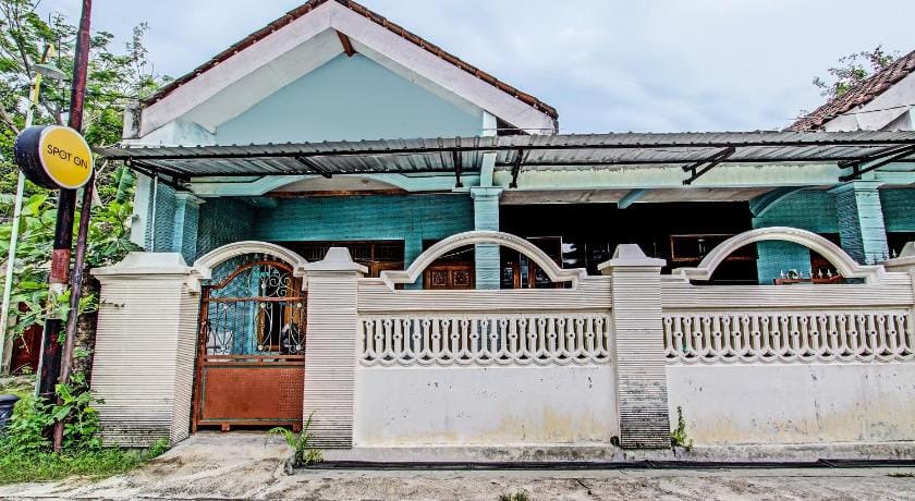 OYO Life 2546 Griya Widya Syariah Hotel in Special Region of Yogyakarta