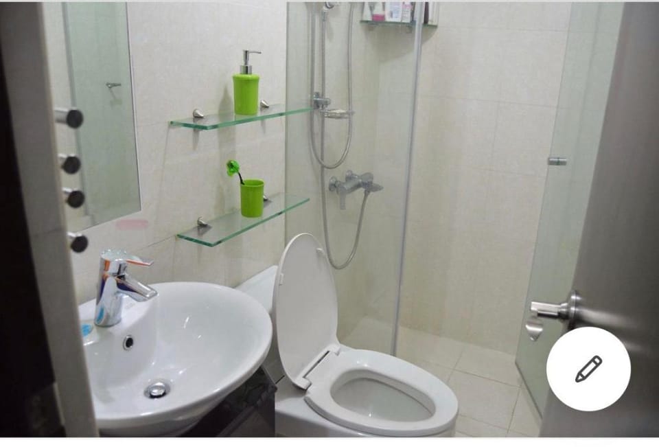 Manhattan Parkway Condominium with Netflix/ Wifi Apartment in Quezon City