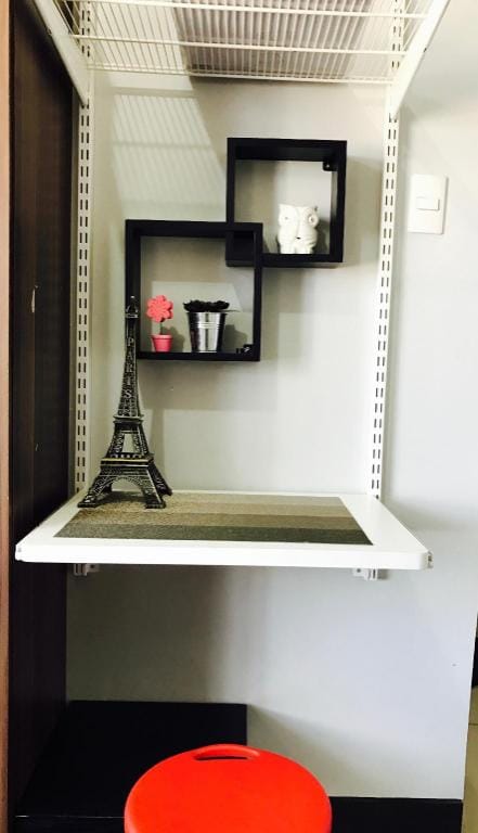Manhattan Parkway Condominium with Netflix/ Wifi Apartment in Quezon City